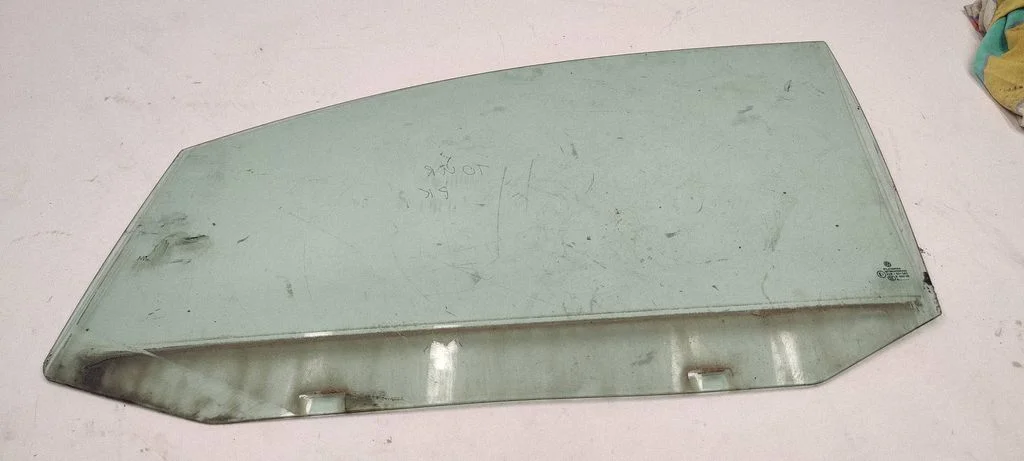 Front door window glass four-door – Volkswagen Touran I (2003-2010)