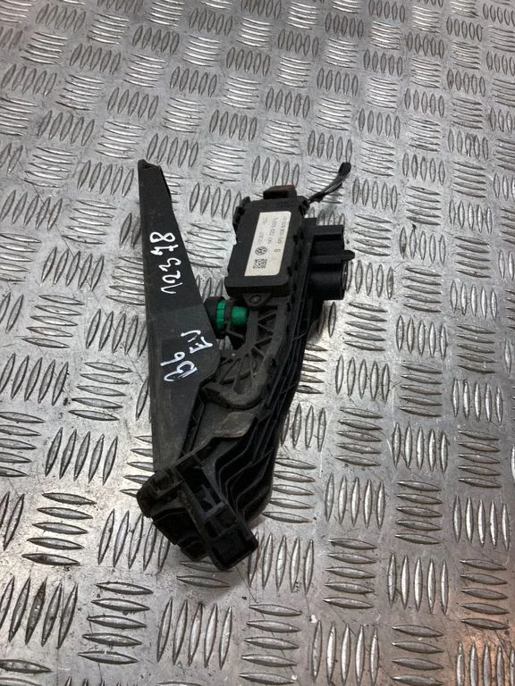 Accelerator throttle pedal – Volkswagen Passat B5.5 (2001-2005)