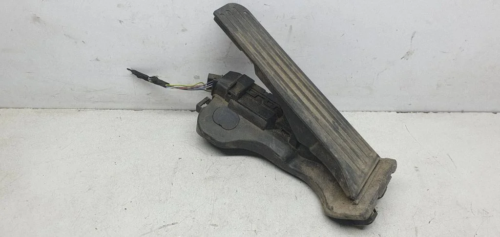 Accelerator throttle pedal – Volkswagen Passat B6 (2005-2010)