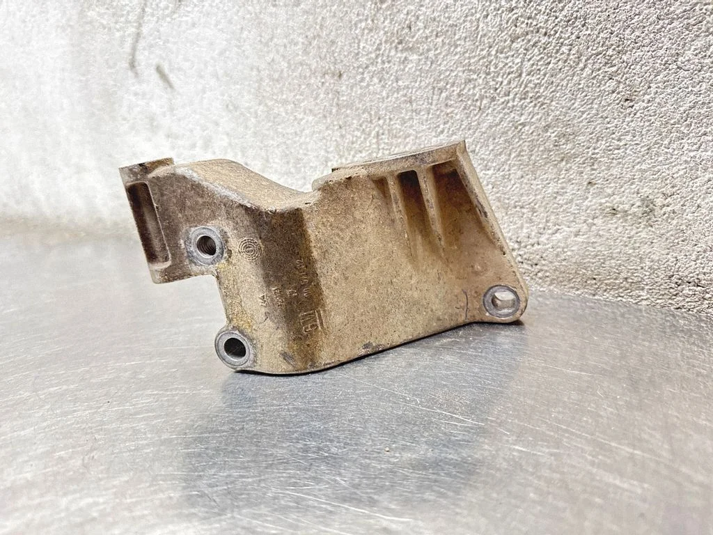 Generator/alternator bracket 90571112