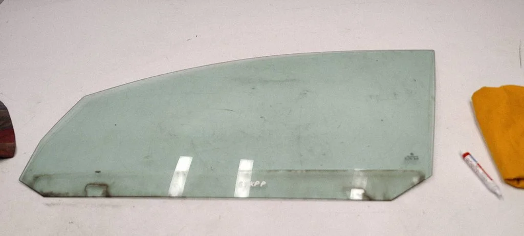 Front door window glass four-door 001057