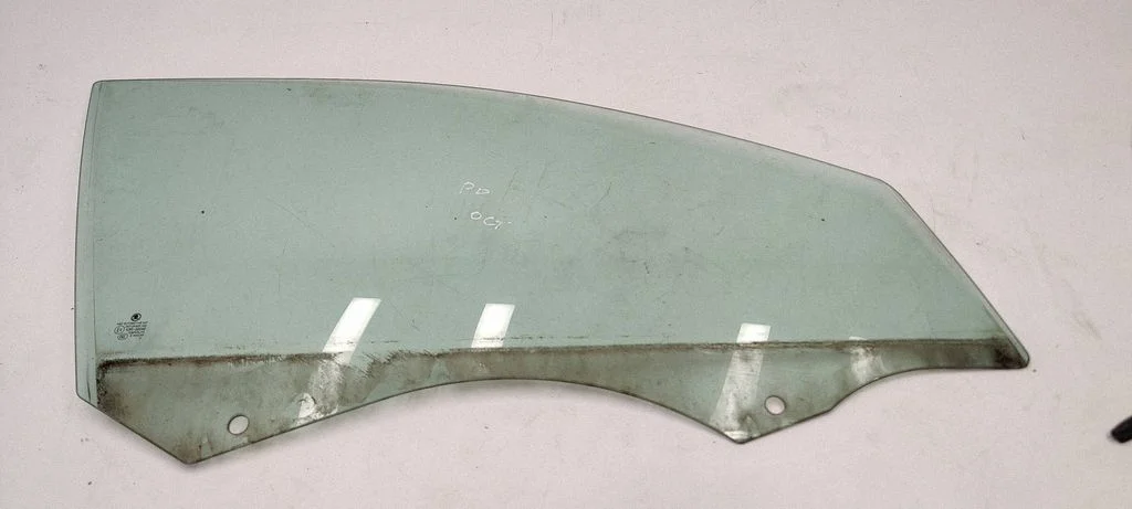 Front door window glass four-door 43R00049