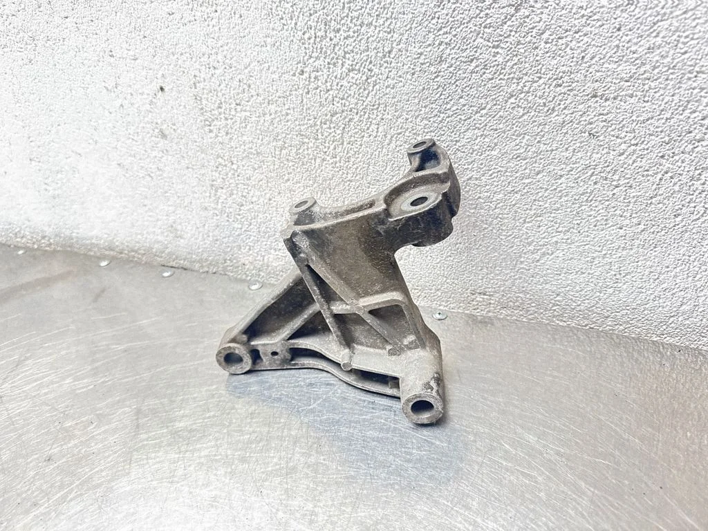 Power steering pump mounting bracket – Opel Vectra C (2005-2009)