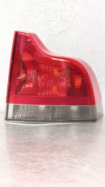 Aizmugurējais lukturis virsbūvē – Volvo S60 (2001-2004)