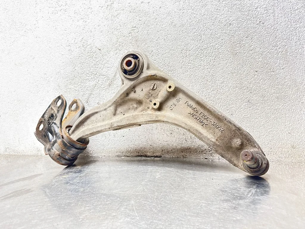 Front lower control arm/wishbone F2GC3C339