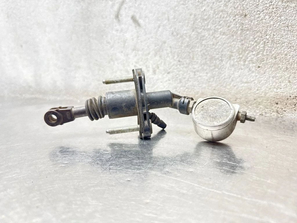 Clutch master cylinder 90523770