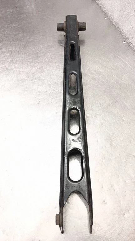 Rear control arm – rear right