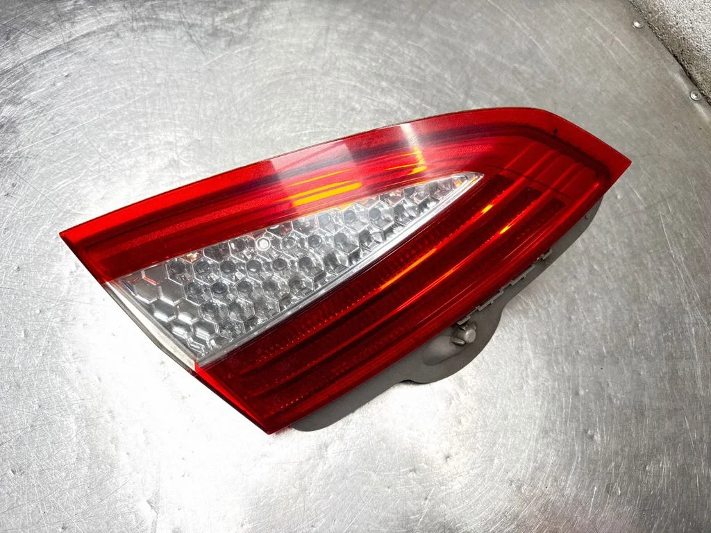 Lampa tylna w klapie – Ford Mondeo MK IV (2007-2014)