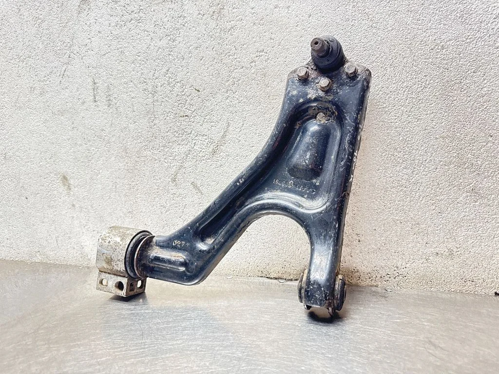 Front control arm 4909891