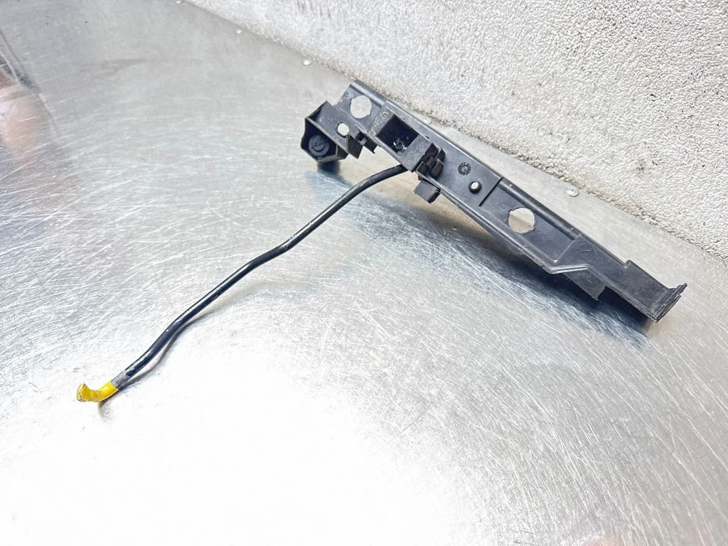 Fender mounting bracket 13266903