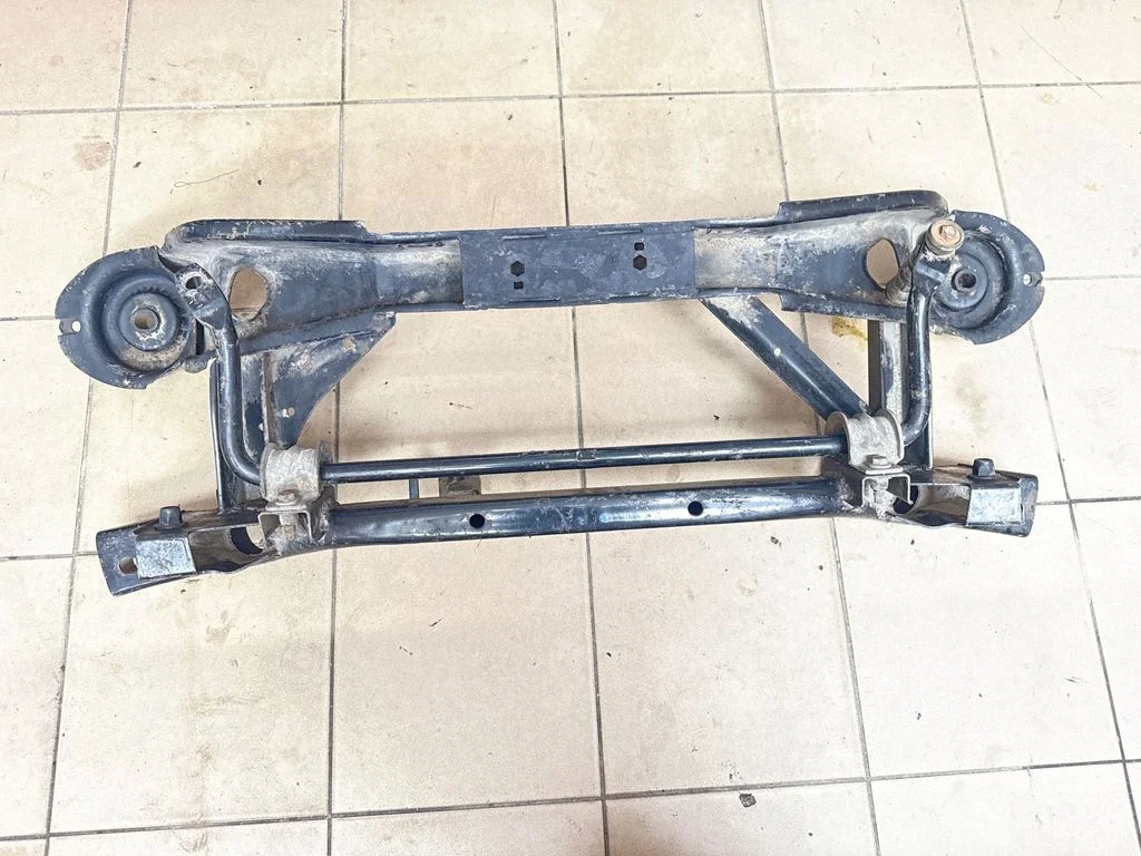 Aizmugurējais apakšrāmis 1640XC06510