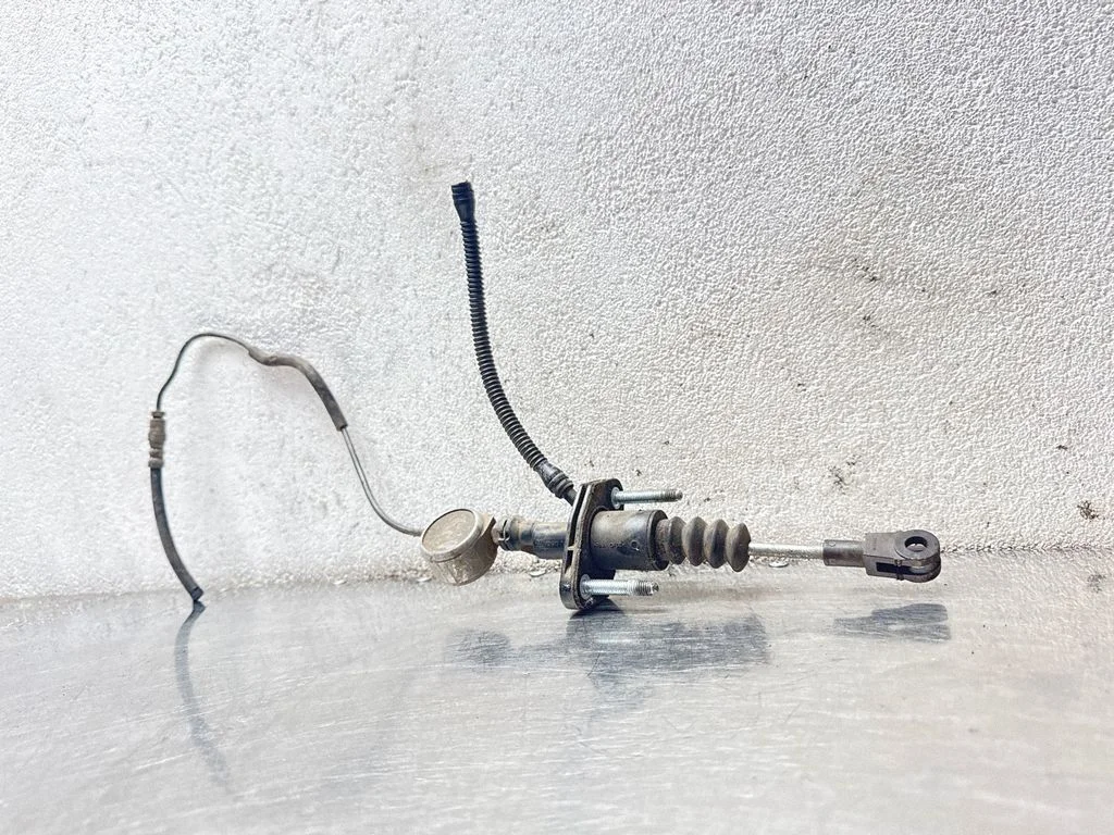 Clutch master cylinder 90523769