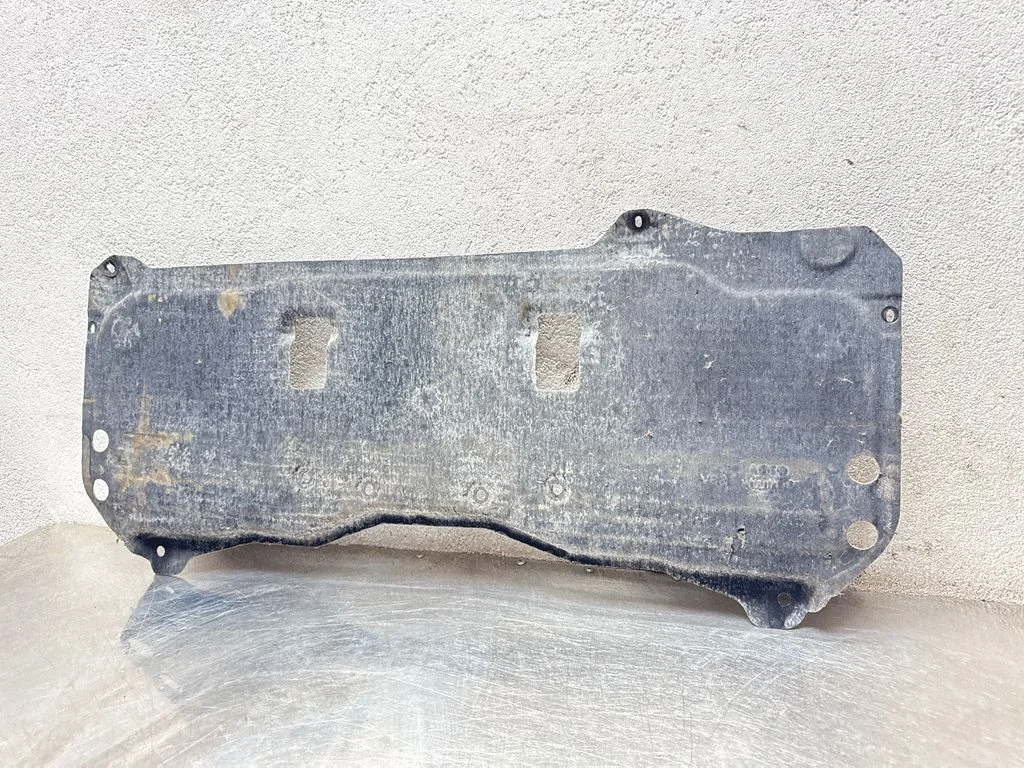 Center/middle under tray cover 4M0804033C
