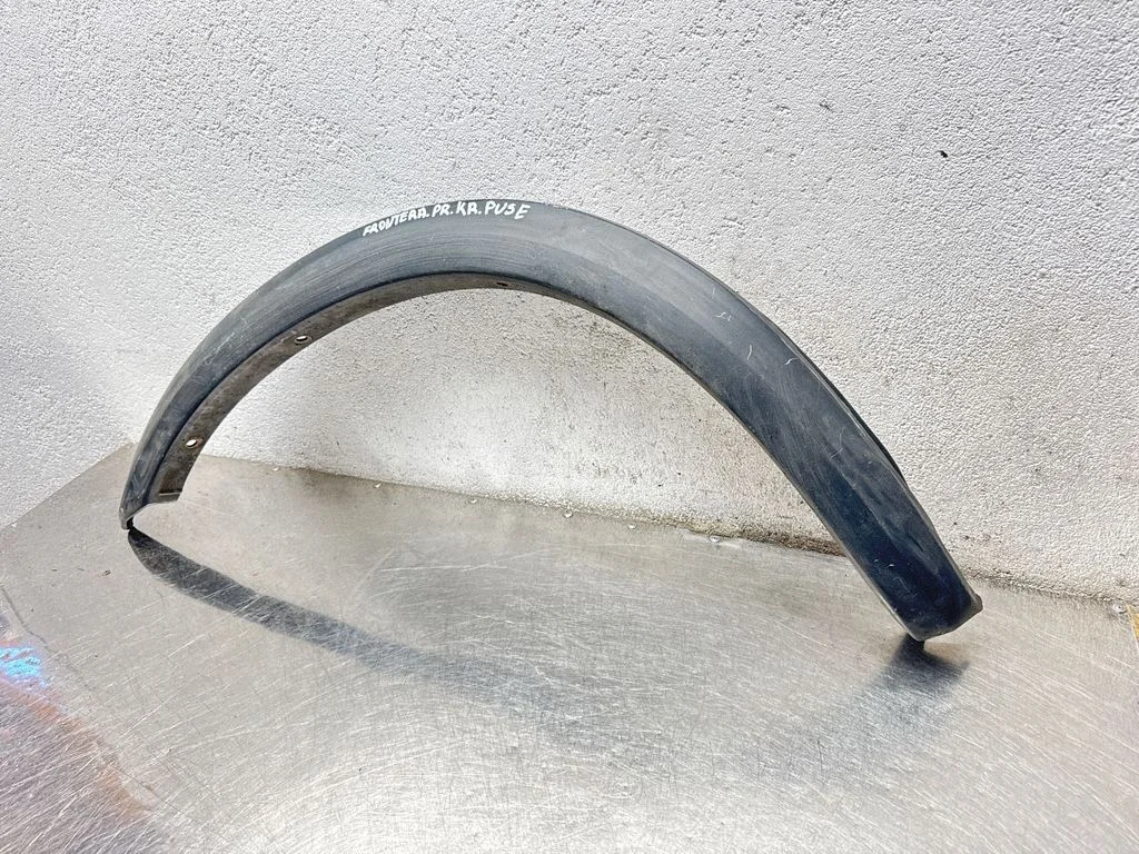 Front arch trim – front left