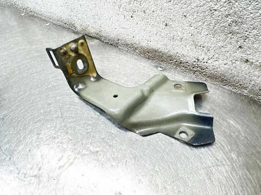 Fender mounting bracket 0739