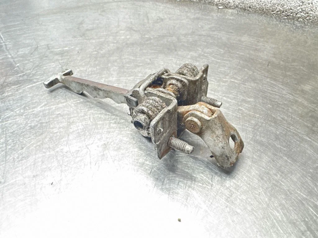 Front door check strap stopper 09229749