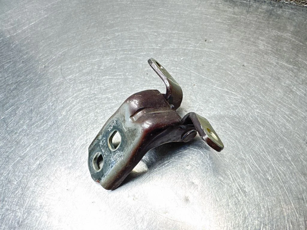 Front door upper hinge A046057