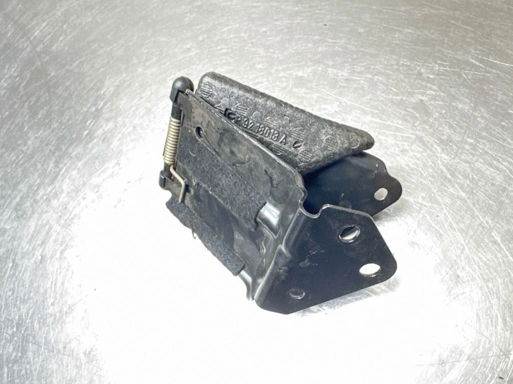 Front door upper hinge 9218013 – Volvo C70 (2006-2010)