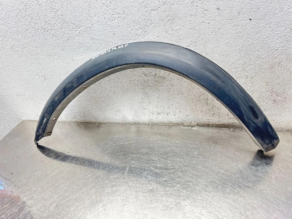 Front arch trim – front left