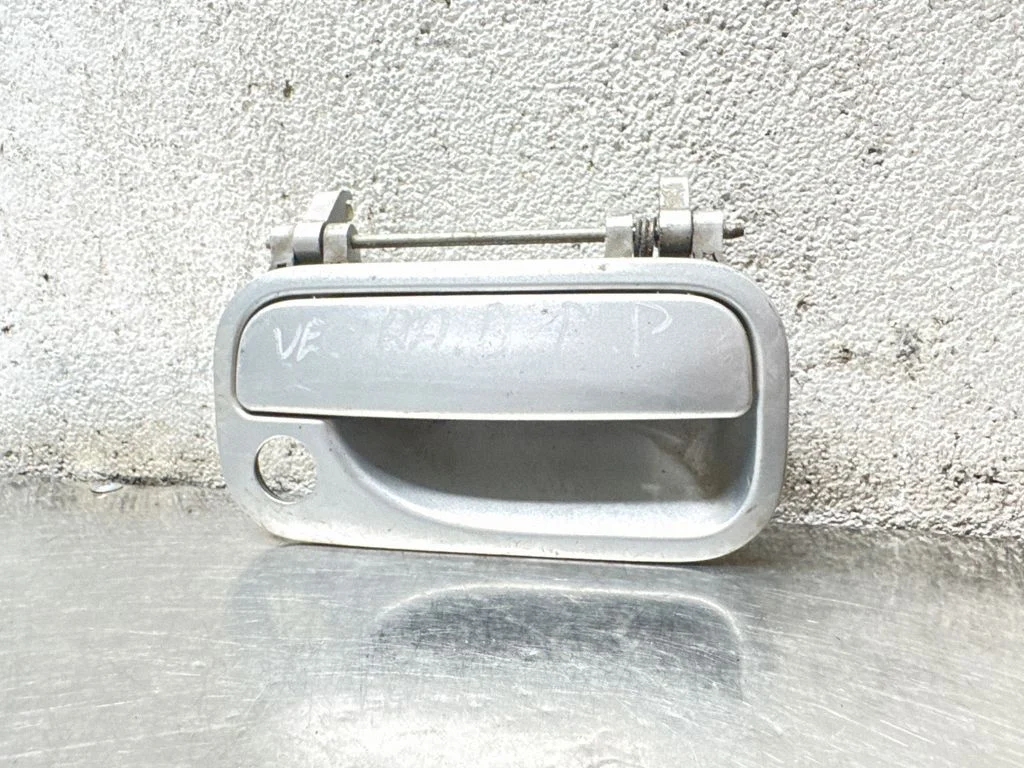 Front door exterior handle – front right
