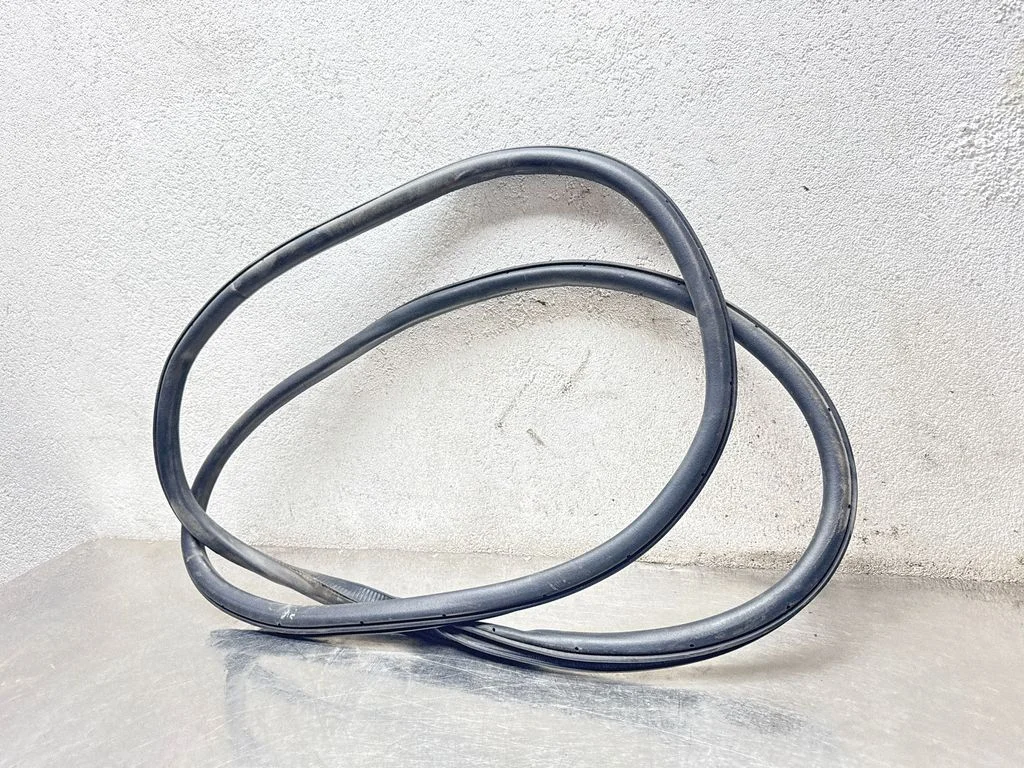Front door rubber seal – front right