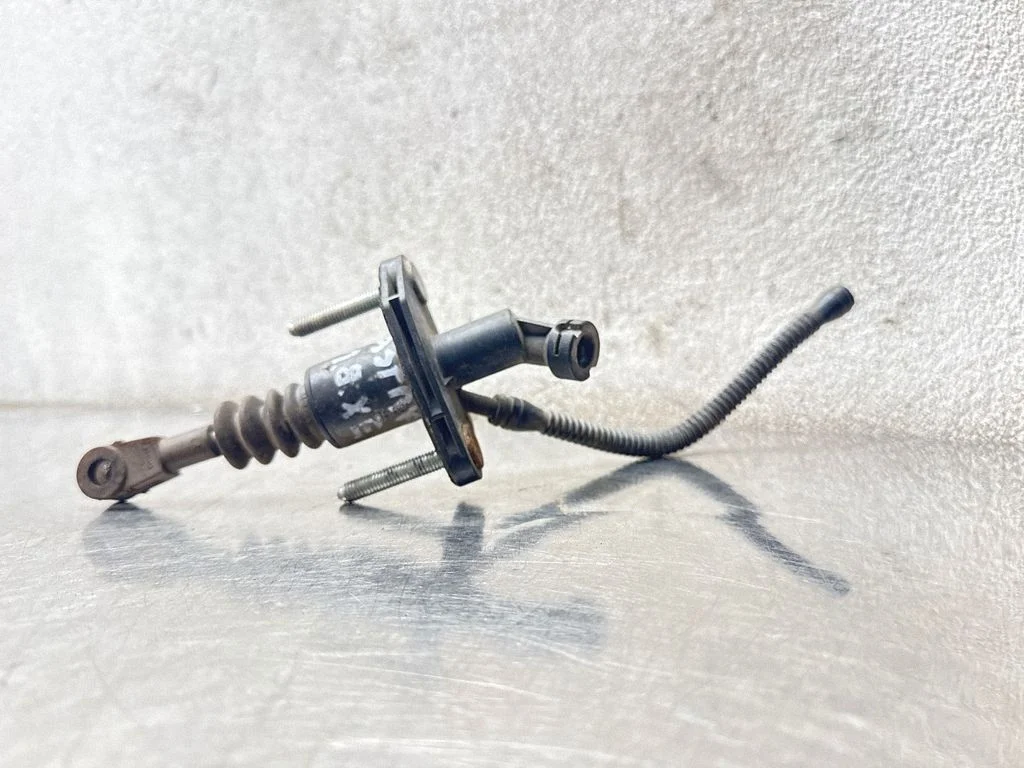 Clutch master cylinder 90523770