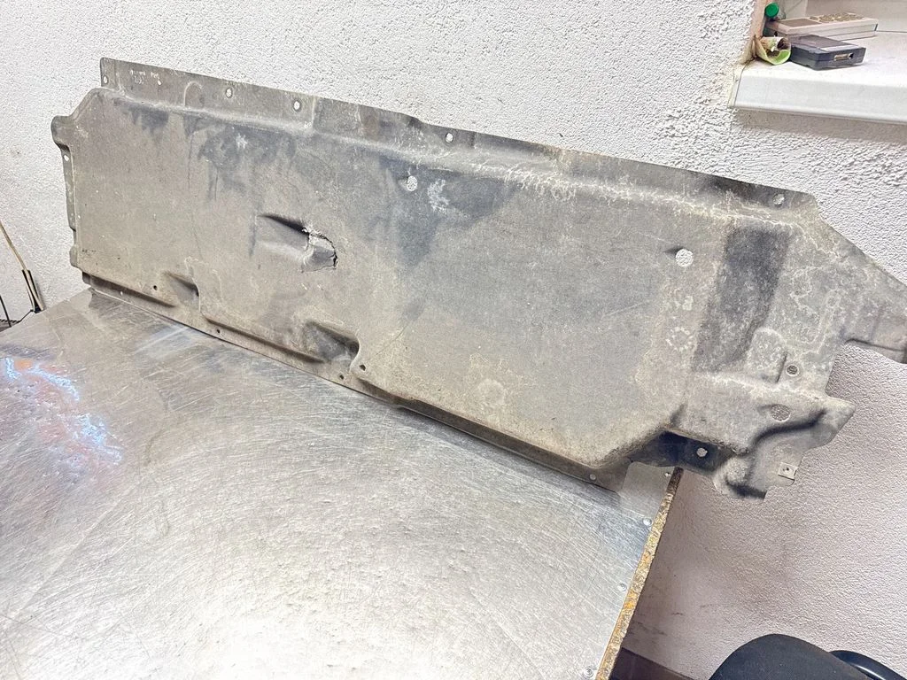 Center/middle under tray cover 4M0825205