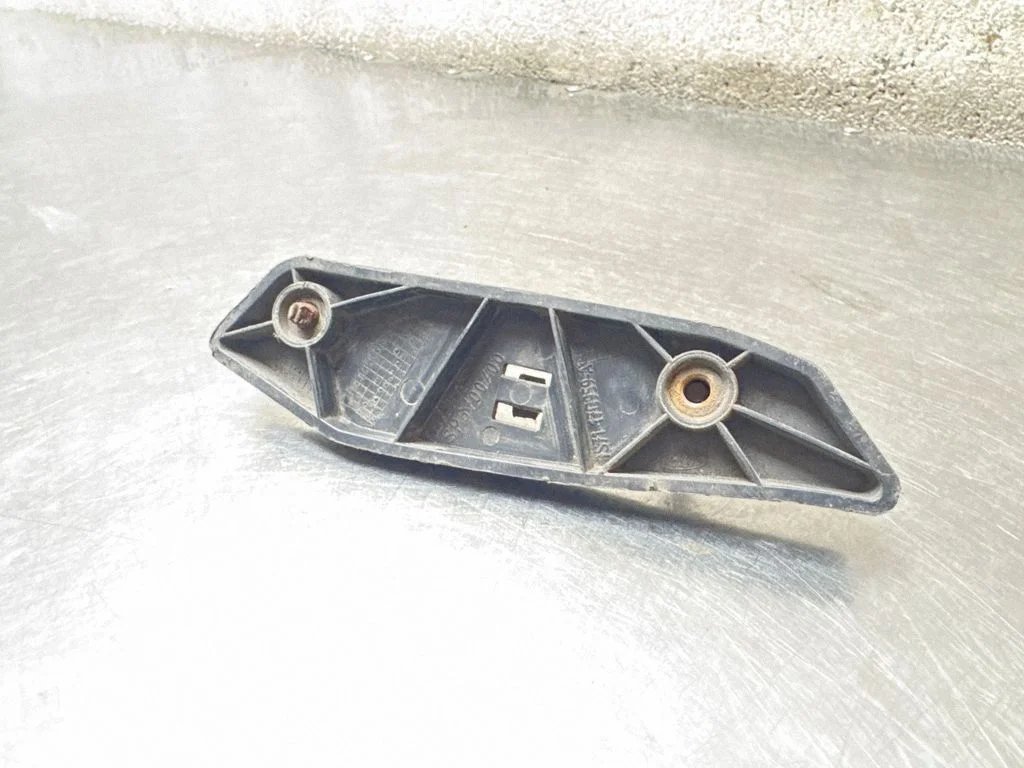 Priekšējā bampera turētājs 7S7117D959A