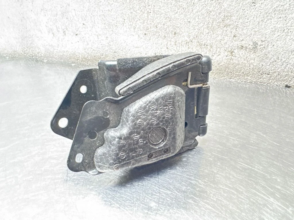 Front door upper hinge 9218012A – Volvo C70 (2006-2010)