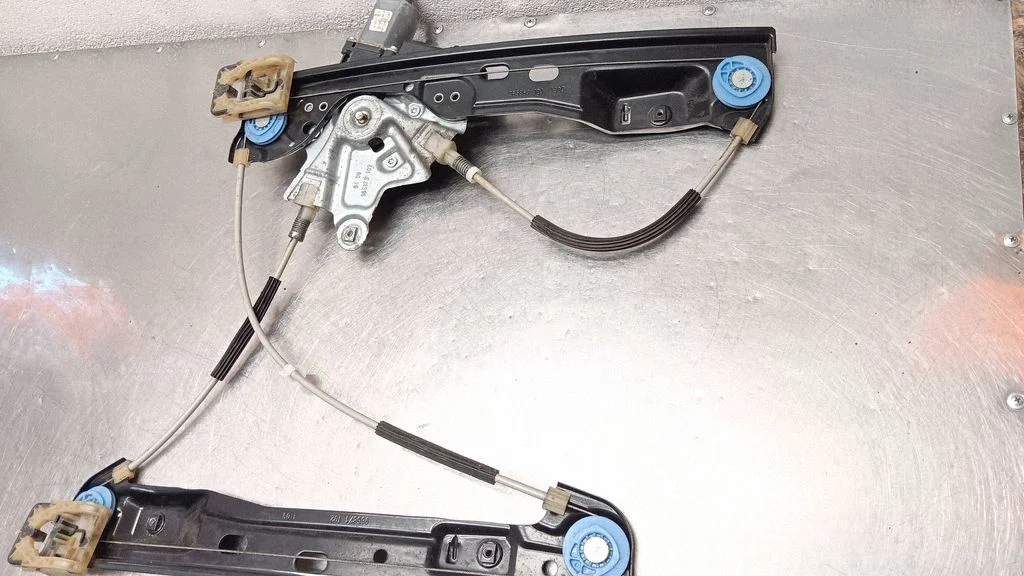 Front door window regulator with motor 965869101