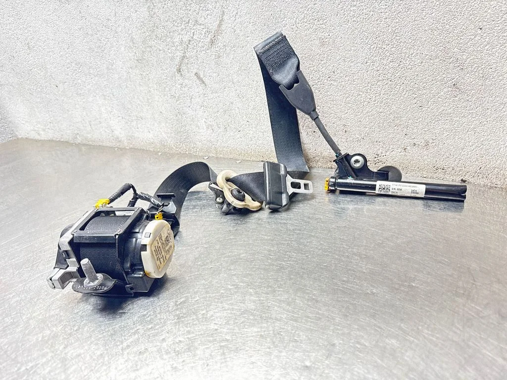 Front seatbelt FT4BR612D64