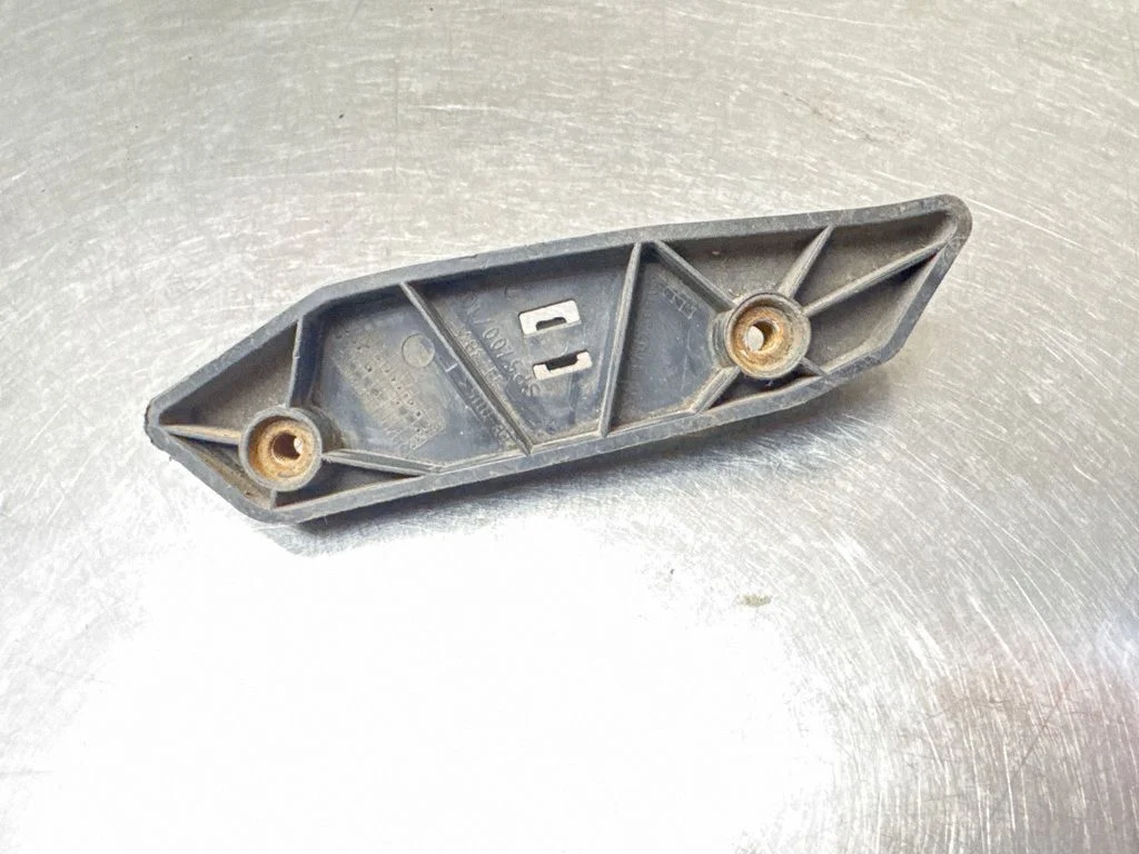 Priekšējā bampera turētājs 7S7117D958A