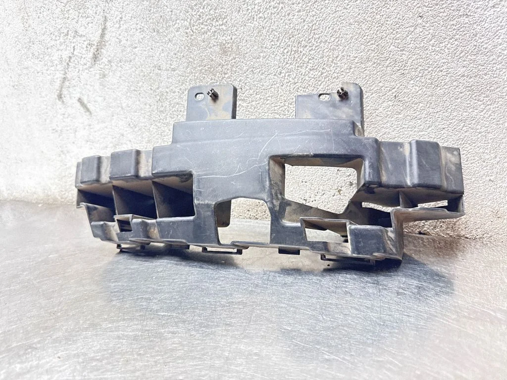Priekšējā bampera turētājs – Ford Focus C-MAX (2003-2010)