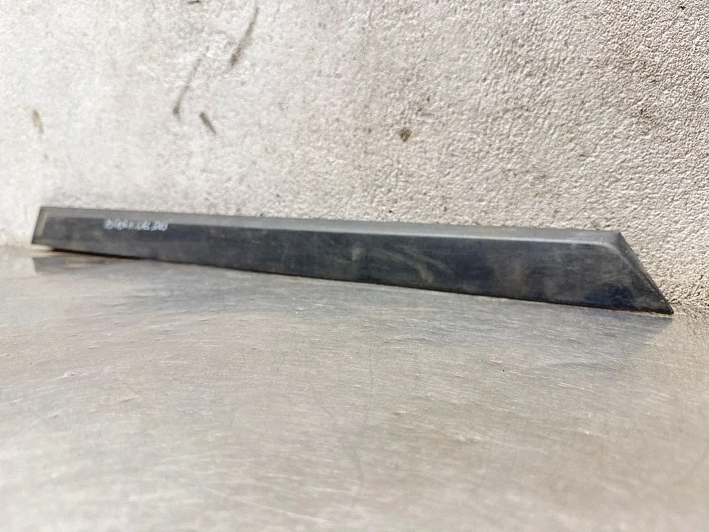 Tagaukse liist (mold) – Opel Astra H (2004-2012)
