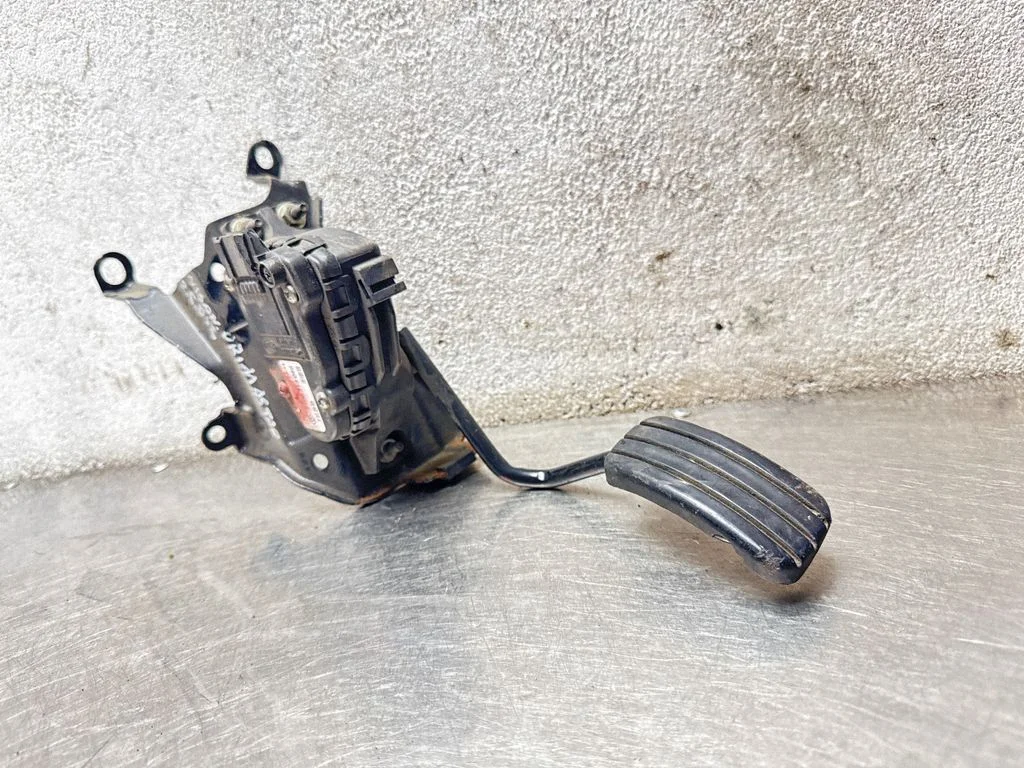 Accelerator throttle pedal