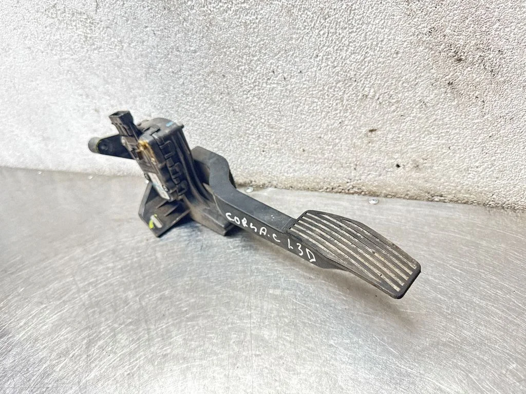 Accelerator throttle pedal – Opel Corsa C (2000-2006)