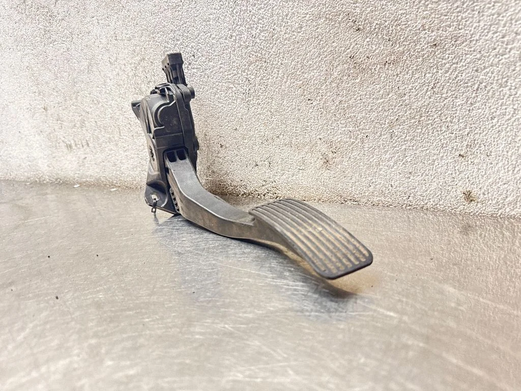 Accelerator throttle pedal 13252704