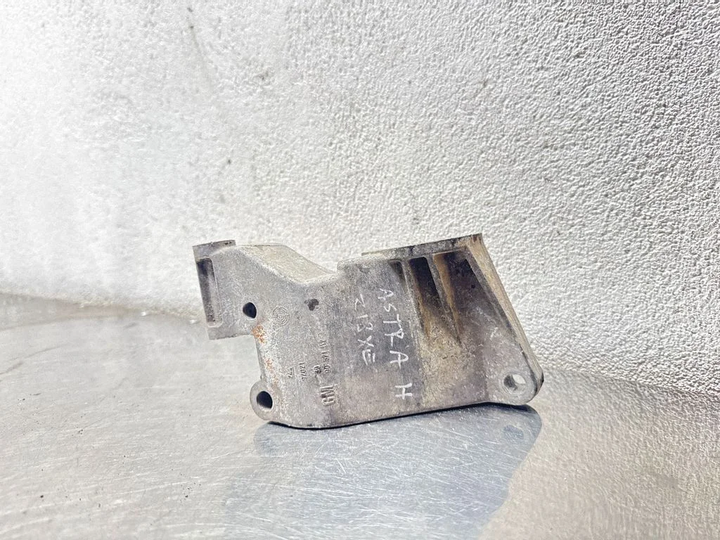 Generator/alternator bracket 90571112