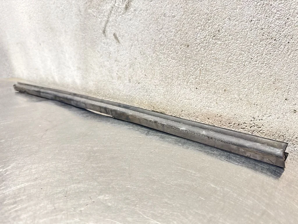 Front door trim (molding) – Opel Astra H (2004-2012)