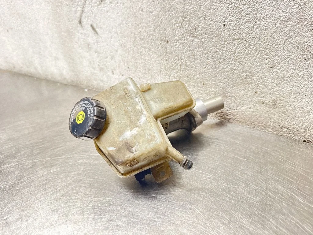 Master brake cylinder 32067277