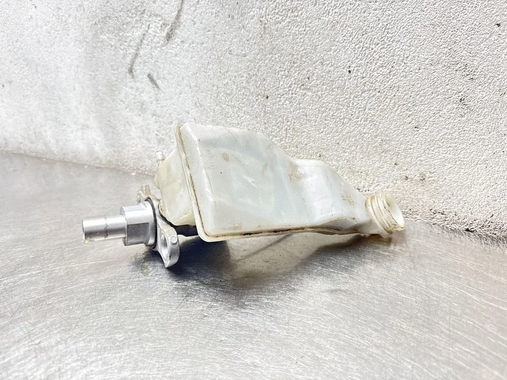 Master brake cylinder 32669335