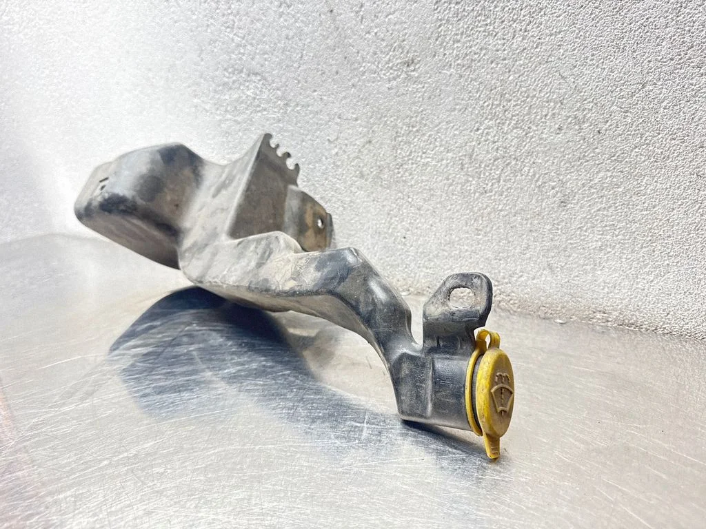 Windshield washer fluid reservoir/tank