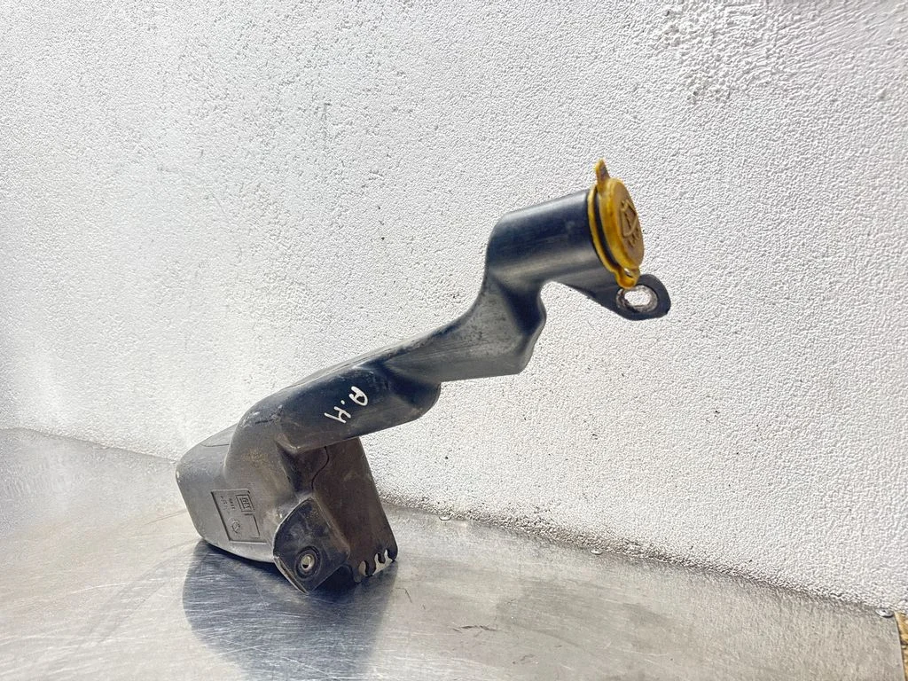 Windshield washer fluid reservoir/tank