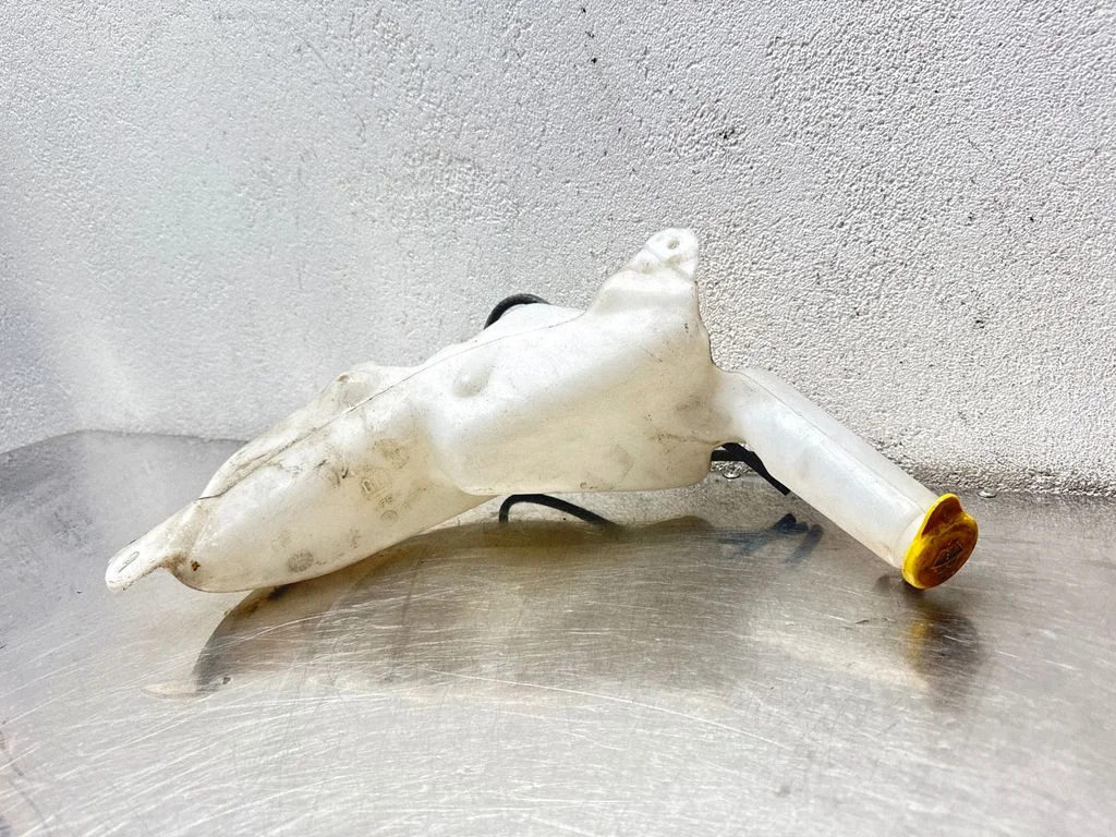 Windshield washer fluid reservoir/tank