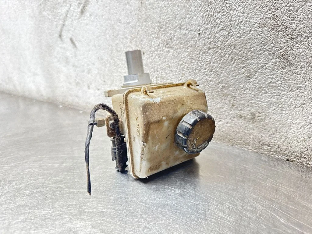 Master brake cylinder 32067271