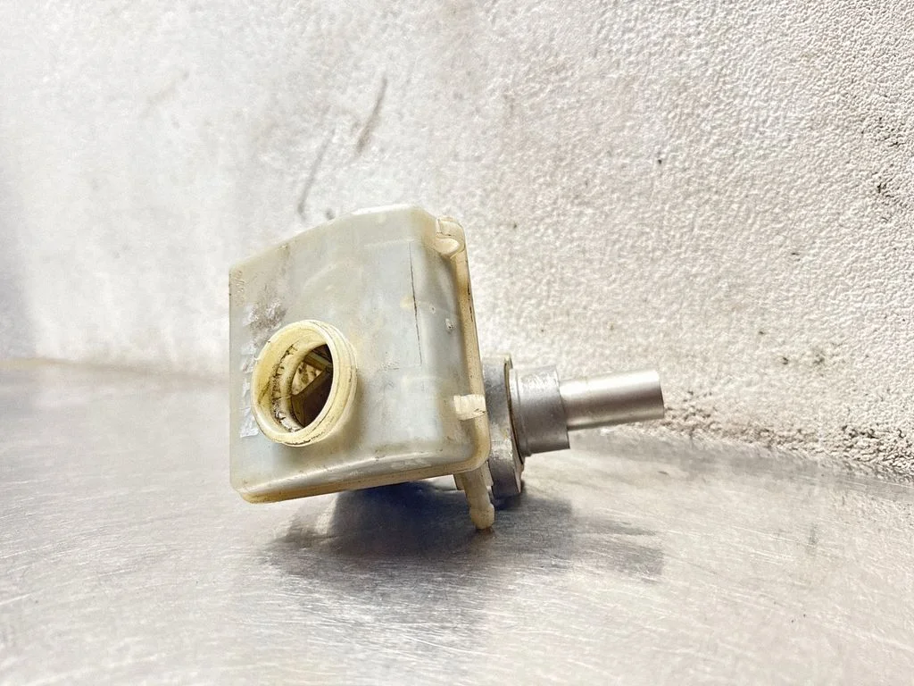 Master brake cylinder 32067271