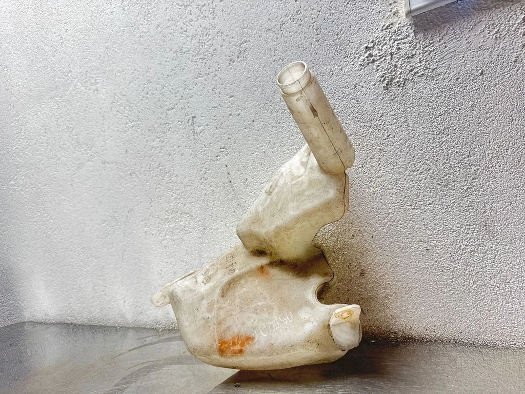 Windshield washer fluid reservoir/tank