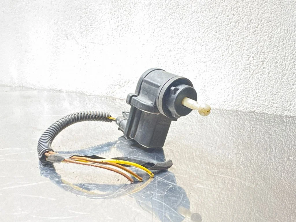 Headlight level adjustment motor – Opel Vectra B (1996-2002)