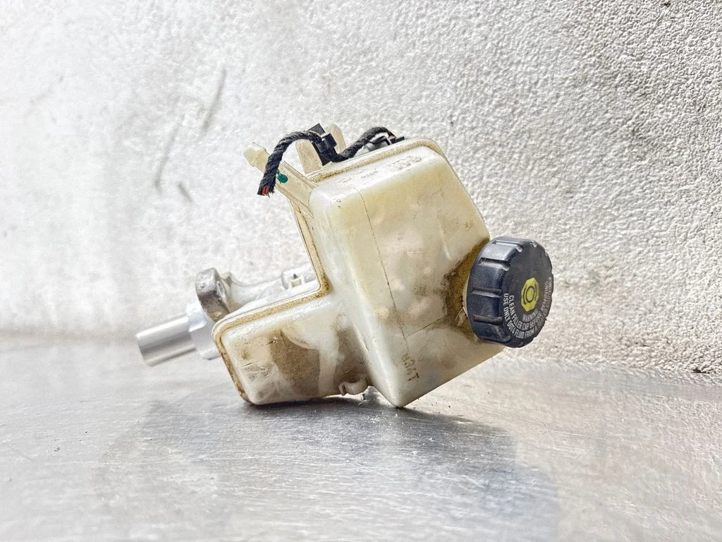 Master brake cylinder 32067277