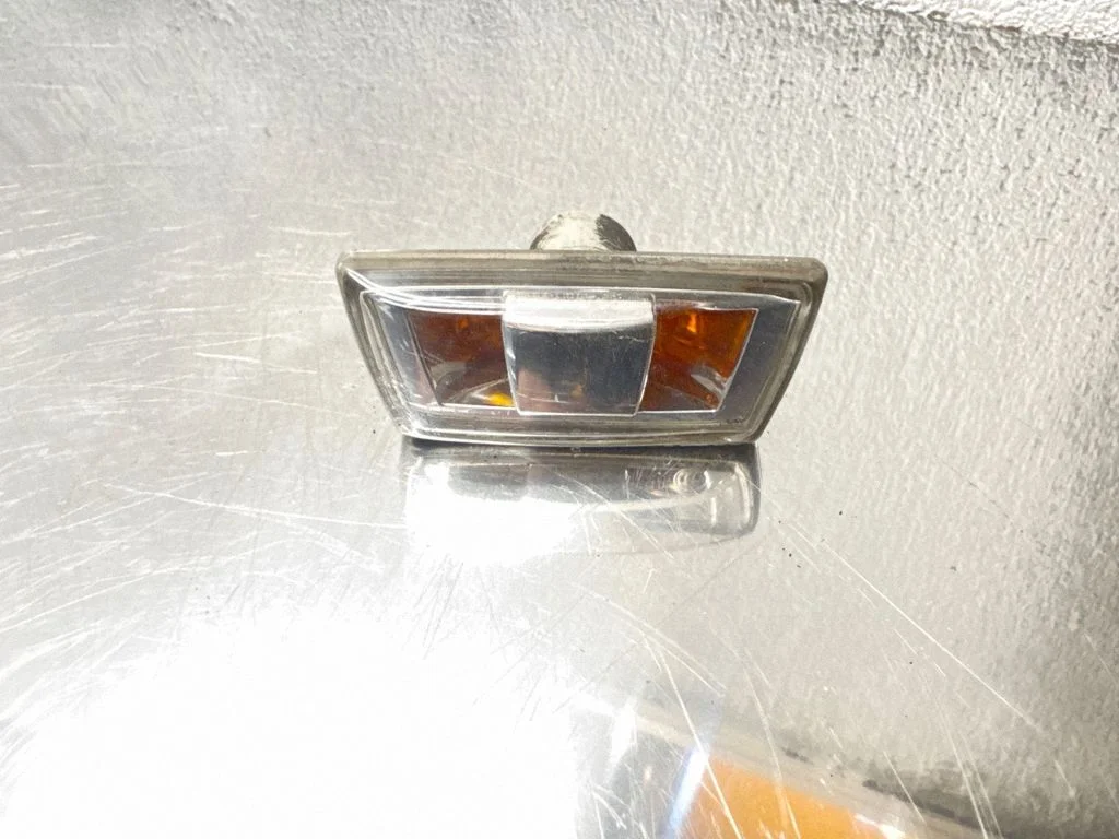 Front fender indicator light 13252456
